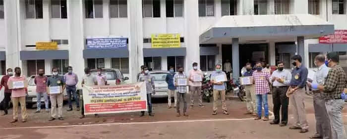 മോട്ടോർ വാഹന വകുപ്പിലെ സാങ്കേതിക വിഭാഗം ജീവനക്കാർ പണിമുടക്കി