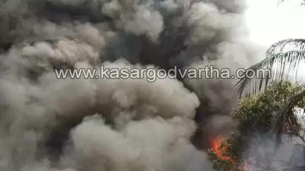 ചൂരിയില് ആക്രി ഗോഡൗണില് വന് തീപിടുത്തം; ലക്ഷങ്ങളുടെ നഷ്ടം