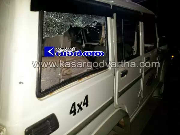 ബോവിക്കാനത്തും പൊവ്വലിലും സംഘര്ഷം; കടകളും വാഹനങ്ങളും തകര്ത്തു; ആരിക്കാടിയില് റോഡ് ഉപരോധം