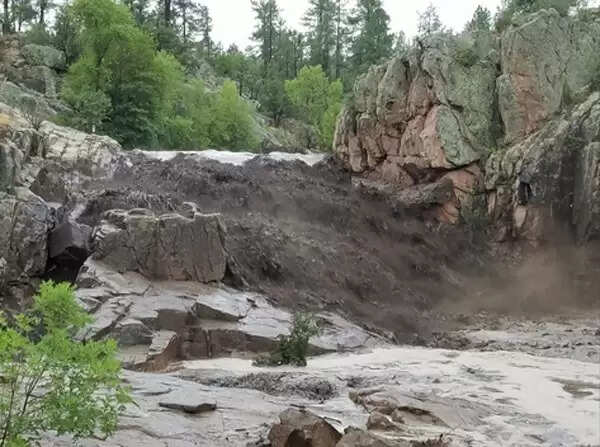 വെള്ളപ്പൊക്കം: 2 കുട്ടികള് ഉള്പെടെ 9 മരണം