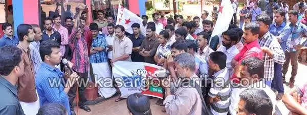 കാഞ്ഞങ്ങാട് കെ.എസ്.ആര്.ടി.സി സബ് ഡിപ്പോയിലേക്ക് ഡി.വൈ.എഫ്.ഐ മാര്ച്ച്