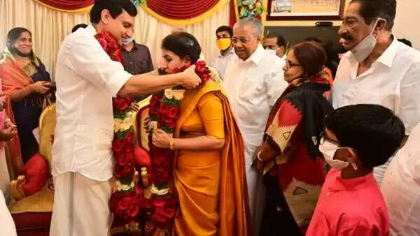 രാഷ്ട്രീയ കേരളം ഉറ്റുനോക്കിയ ആ വിവാഹം നടന്നു: മുഖ്യമന്ത്രിയുടെ മകള് വീണയുടെയും ഡി വൈ എഫ് ഐ അഖിലേന്ത്യാ പ്രസിഡണ്ട് മുഹമ്മദ് റിയാസിന്റെയും വിവാഹചടങ്ങ് ക്ലിഫ് ഹൗസില് നടന്നത് ലളിതമായി