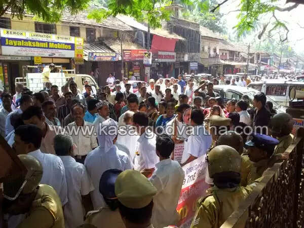 ബാര് കോഴ: ഇടതു മുന്നണി മാര്ച്ചില് 'പിച്ചക്കാരനായി' മാണി