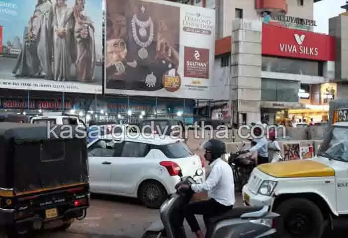 Collapsed | കാസര്കോട് നഗരത്തില് വൈദ്യുതി തൂണുകള് തകര്ന്നുവീണു; വന് അപകടം ഒഴിവായത് തലനാരിഴകയ്ക്ക്; ദേശീയപാതയില് ഗതാഗതം സ്തംഭിച്ചു