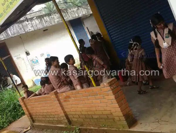 കുട്ടികളുമായി പോവുകയായിരുന്ന സ്കൂള് ബസിന്റെ ടയറുകള് ഊരിത്തെറിച്ചു; വന്ദുരന്തം ഒഴിവായി