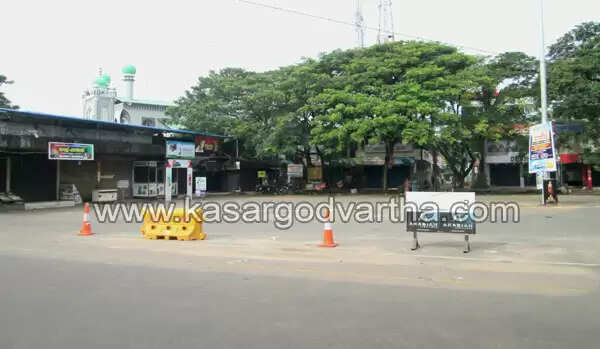 തൃക്കരിപ്പൂരില് അക്രമം പടരുന്നു; പാര്ട്ടി ഓഫീസുകളും വീടുകളും വാഹനങ്ങളും തകര്ത്തു; ഹര്ത്താല് പൂര്ണം