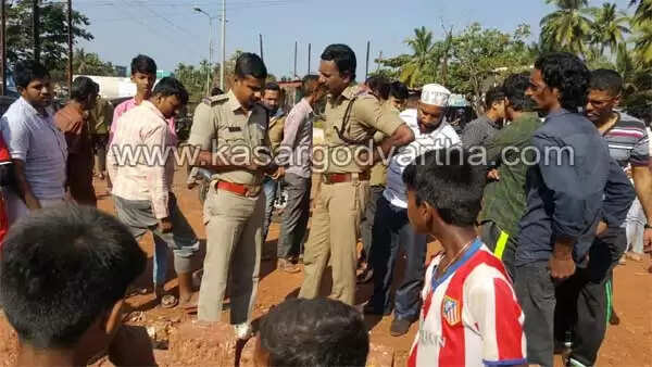 കാസര്കോട്ട് റോഡരികില് സ്ഫോടക വസ്തു ഉപേക്ഷിച്ച നിലയില് കണ്ടെത്തി; പോലീസ് അന്വേഷണം ആരംഭിച്ചു