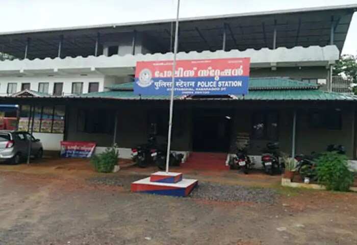 Police help | 'അച്ഛന് വിളിച്ചാല് മിണ്ടുന്നില്ല'; അബോധാവസ്ഥയിലുള്ളയാളെയും കൊണ്ട് അര്ധരാത്രിയില് കാര് പൊലീസ് സ്റ്റേഷനിലേക്ക് കുതിച്ചെത്തി; നാടകീയ നിമിഷം; കൈത്താങ്ങായി മേല്പറമ്പ് പൊലീസ്