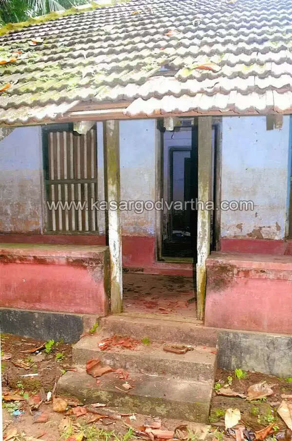 മുന് നഗരസഭാ ചെയര്മാന് എസ്.ജെ. പ്രസാദിന്റെ തുരുത്തിയിലെ വീട്ടില് കവര്ച്ച