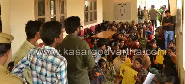 സെന്ട്രല് യൂണിവേഴ്സിറ്റിയില് വിദ്യാര്ത്ഥികളുടെ അനിശ്ചിതകാല സമരം; വി സിയെ ഉപരോധിച്ചു