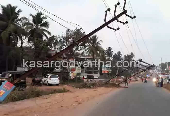 Collapsed | കാസര്കോട് നഗരത്തില് വൈദ്യുതി തൂണുകള് തകര്ന്നുവീണു; വന് അപകടം ഒഴിവായത് തലനാരിഴകയ്ക്ക്; ദേശീയപാതയില് ഗതാഗതം സ്തംഭിച്ചു