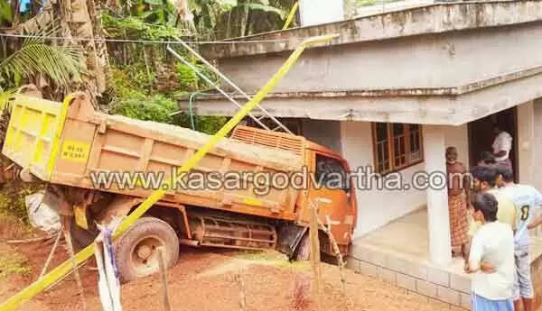 പോലീസിനെ കണ്ട് പറമ്പിലേക്ക് ഓടിക്കയറിയ ലോറി തട്ടി വീടിന് കേടുപറ്റി