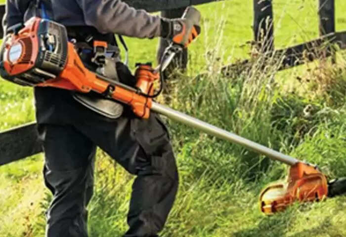 Electrocuted | പുല്ലുവെട്ടുന്ന യന്ത്രം ഉപയോഗിച്ച് ജോലി ചെയ്യുന്നതിനിടെ അബദ്ധത്തിൽ പമ്പ് സെറ്റിലെ വൈദ്യുതി വയർ മുറിച്ചു; യുവാവ് വൈദ്യുതാഘാതമേറ്റ് മരിച്ചു