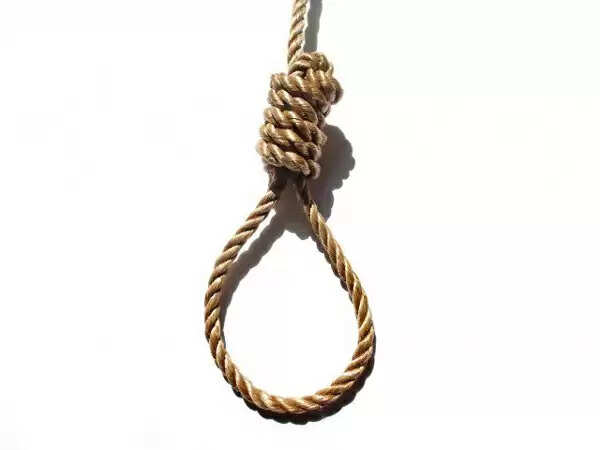 വാളയാറില് പീഡനത്തിനിരയായ പെണ്കുട്ടികളുടെ മരണവുമായി ബന്ധപ്പെട്ട് പോലീസ് ചോദ്യം ചെയ്ത യുവാവ് തൂങ്ങിമരിച്ച നിലയില്