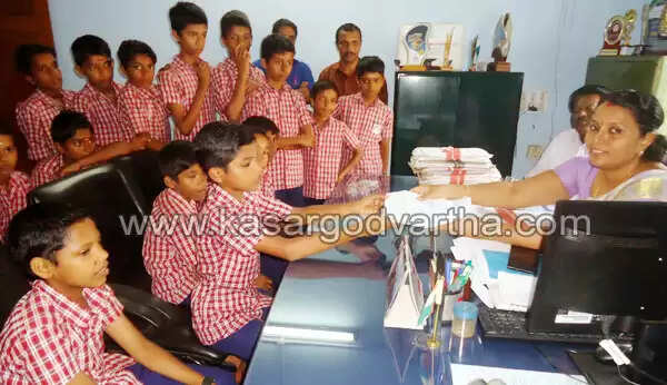 മൊബൈല് ടവര് നീക്കണമെന്ന ആവശ്യവുമായി കുട്ടികള് നഗരസഭാ ഓഫീസില്