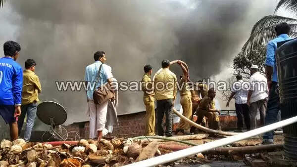 ചൂരിയില് ആക്രി ഗോഡൗണില് വന് തീപിടുത്തം; ലക്ഷങ്ങളുടെ നഷ്ടം