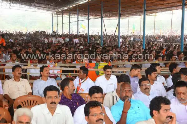 കൊടുങ്കാറ്റായി മോഡി; ആവേശത്തേരിലേറി അണികള്