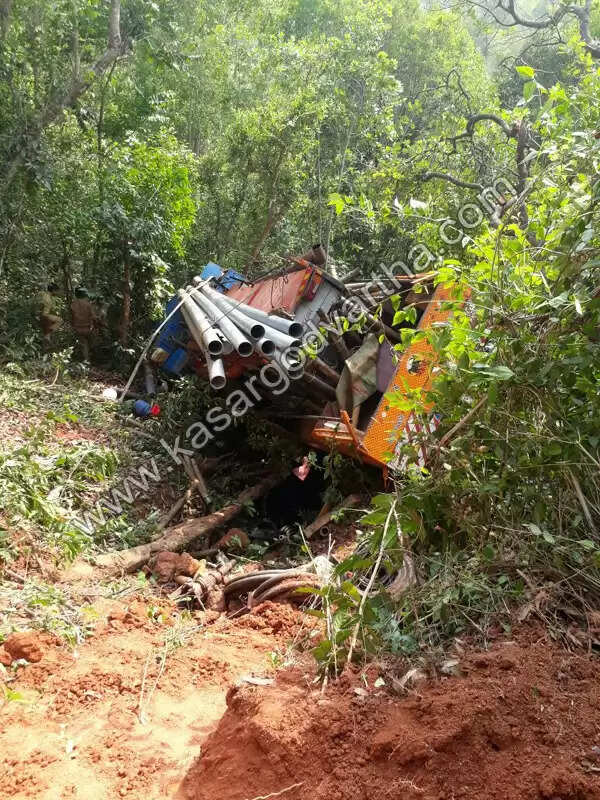 ബോര്വെല് ലോറി ഇറക്കത്തില് കുഴിയിലേക്ക് മറിഞ്ഞ് മുകളിലുണ്ടായിരുന്ന തൊഴിലാളികളടക്കം 8 പേര്ക്ക് പരിക്ക്; മൂന്ന് പേരുടെ നില ഗുരുതരം
