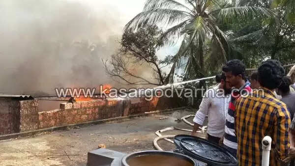 ചൂരിയില് ആക്രി ഗോഡൗണില് വന് തീപിടുത്തം; ലക്ഷങ്ങളുടെ നഷ്ടം
