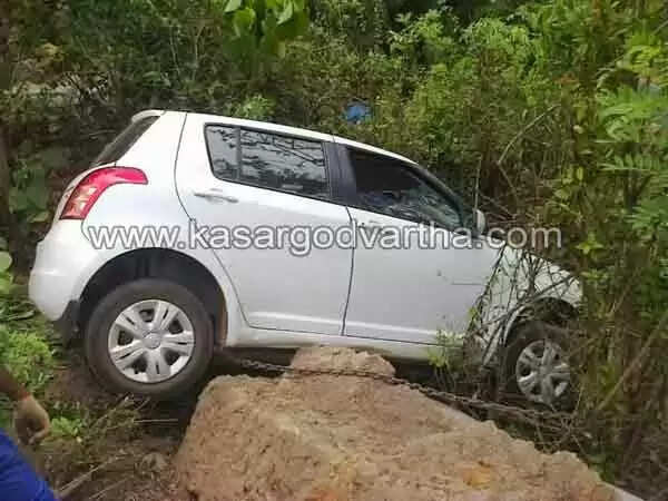 കാര് കുഴിയിലേക്ക് മറിഞ്ഞ് സ്ത്രീകള് ഉള്പെടെയുള്ള യാത്രക്കാര് നിസാര പരിക്കുകളോടെ രക്ഷപ്പെട്ടു
