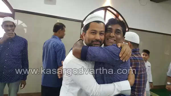 കാസര്കോട്ട് രണ്ട് ഈദ്; മഴയത്തും ആഘോഷത്തിന് കുറവില്ല