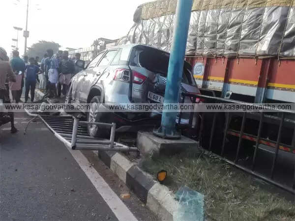 മുന് പബ്ലിക് പ്രോസിക്യൂട്ടര് അഡ്വ. സി ഷുക്കൂര് സഞ്ചരിച്ച കാറിനു പിറകില് ലോറിയിടിച്ചു; അഭിഭാഷകന് അത്ഭുതകരമായി രക്ഷപ്പെട്ടു