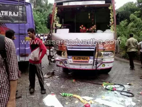 ബേവിഞ്ച അപകടവളവില് ബസും മീന് ലോറിയും കൂട്ടിയിടിച്ച് 7 പേര്ക്ക് പരിക്ക്