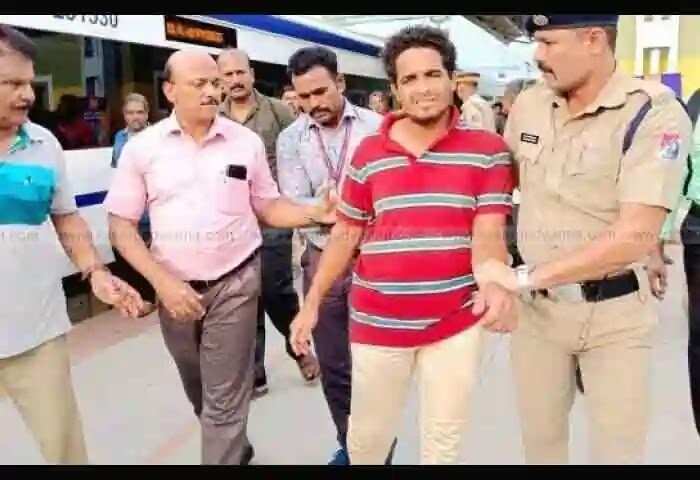 Vande Bharat | കാസർകോട് സ്വദേശി മണിക്കൂറുകളോളം വന്ദേ ഭാരത് ട്രെയിനിൽ കാട്ടിക്കൂട്ടിയത് നാടകീയ രംഗങ്ങൾ; ഏകദേശം ഒരു ലക്ഷം രൂപയുടെ നഷ്ടമുണ്ടായതായി റെയിൽവേ