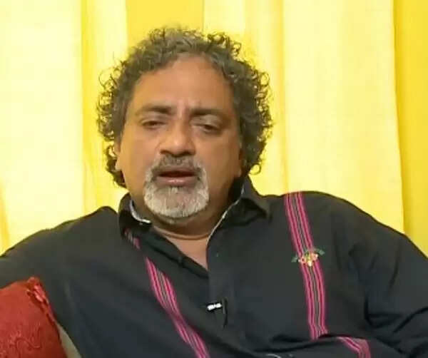 പിണറായിക്ക് മാര്ക്കിടാന് അദ്ദേഹം ഇപ്പോഴും പാര്ട്ടി സെക്രട്ടറിയെന്ന് ജോയ് മാത്യു