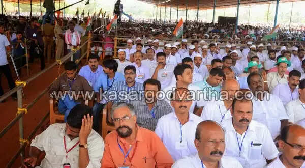 ആവേശ തിരയിളക്കി രാഹുല് പറന്നിറങ്ങി; കേരളത്തിലെ ജനങ്ങളുടെ രാഷ്ട്രീയ ബോധത്തിന് പ്രശംസ