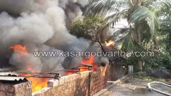 ചൂരിയില് ആക്രി ഗോഡൗണില് വന് തീപിടുത്തം; ലക്ഷങ്ങളുടെ നഷ്ടം