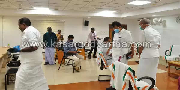 മന്ത്രി പറഞ്ഞ് വിളിച്ച യോഗത്തില് മന്ത്രിയില്ലാതെ കലക്ടറുടെ വീമ്പിളക്കല് കേള്ക്കാന് ഞങ്ങളില്ലെന്ന് പറഞ്ഞ് എം പിയും എം എല് എയും യോഗത്തില് നിന്നും ഇറങ്ങി പോയി