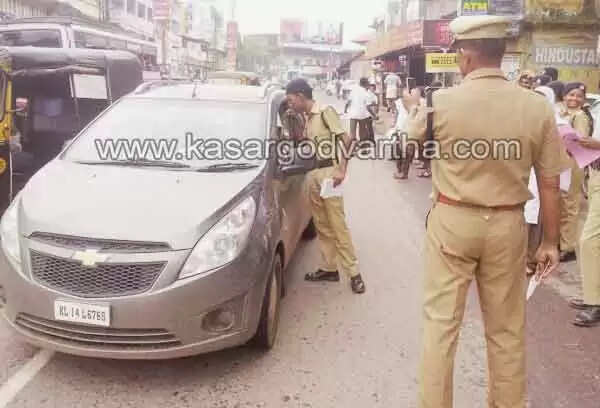 ശുഭയാത്ര നേര്ന്ന് കുട്ടിപോലീസ് റോഡിലിറങ്ങി