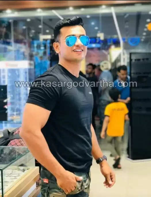 വാഹന പരിശോധന നടത്തുമ്പോള് സഹപ്രവര്ത്തകനെ ഇടിച്ച് തെറിപ്പിച്ച് കടന്ന ബൈക്ക് യാത്രക്കാരനെ നിമിഷങ്ങള്ക്കകം പിന്തുടര്ന്ന് പിടികൂടിയ സിവില് പോലീസ് ഓഫീസര് തളങ്കരയിലെ വഹാബ് ആണ് ഇപ്പോള് പോലീസിലെ ഹീറോ