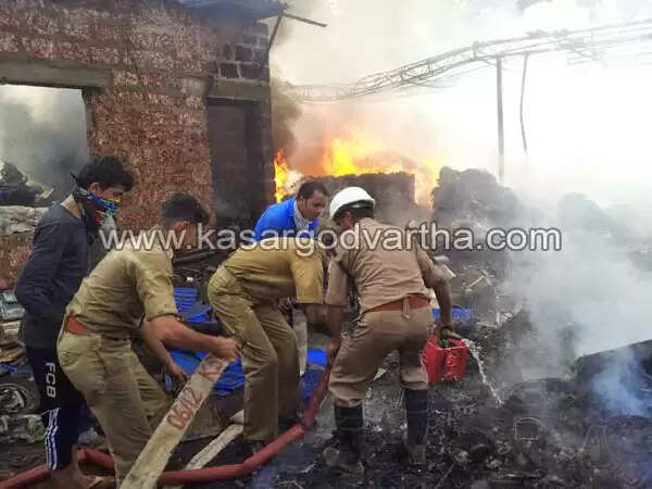 ചൂരിയില് ആക്രി ഗോഡൗണില് വന് തീപിടുത്തം; ലക്ഷങ്ങളുടെ നഷ്ടം