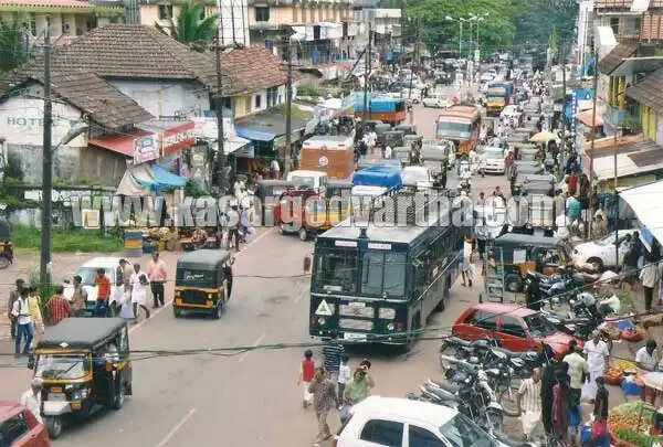 പോലീസ് ബസ് നടുറോഡില് നിര്ത്തി ഒരു മണിക്കൂറോളം ഗതാഗതം സ്തംഭിപ്പിച്ചു