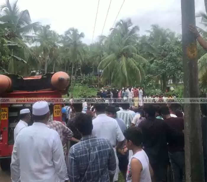 Young man missing | കുളിച്ച് കൊണ്ടിരിക്കുന്നതിനിടെ യുവാവിനെ കുളത്തില് കാണാതായി; തിരച്ചില് തുടരുന്നു