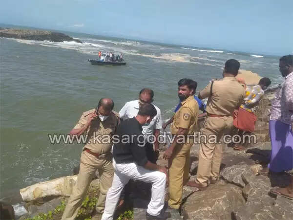 എട്ടാം ക്ലാസ് വിദ്യാര്ത്ഥിനിയുടെ കുളിമുറി ദൃശ്യം മൊബൈലില് പകര്ത്തിയതിന് അറസ്റ്റിലായ പോക്സോ കേസ് പ്രതി തെളിവെടുപ്പിന് ഹാര്ബറിലെത്തിച്ചപ്പോള് കടലില് ചാടി; തെരച്ചില് തുടരുന്നു