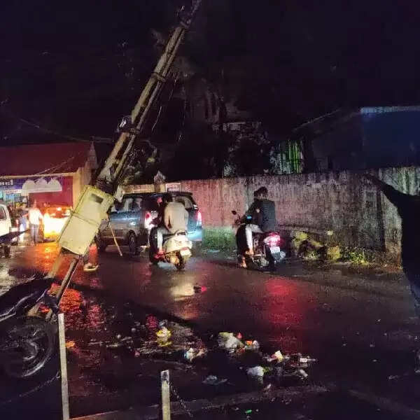 ആല്മരം കടപുഴകിവീണ് വൈദ്യുതി പോസ്റ്റുകള് തകര്ന്നു