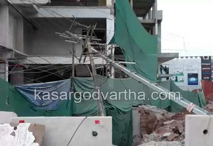 Collapsed | കാസര്കോട് നഗരത്തില് വൈദ്യുതി തൂണുകള് തകര്ന്നുവീണു; വന് അപകടം ഒഴിവായത് തലനാരിഴകയ്ക്ക്; ദേശീയപാതയില് ഗതാഗതം സ്തംഭിച്ചു