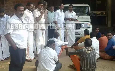 പോലീസ് സ്റ്റേഷന് ഉപരോധിച്ച BJP നേതാക്കളെയും പ്രവര്ത്തകരെയും അറസ്റ്റ് ചെയ്ത് നീക്കി