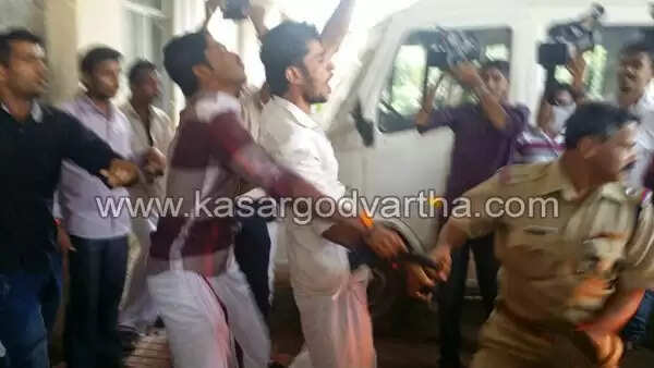 ജനറല് ആശുപത്രി സന്ദര്ശിക്കാനെത്തിയ മന്ത്രി ശിവകുമാറിന് യുവമോര്ചാ പ്രവര്ത്തകരുടെ കരിങ്കൊടി