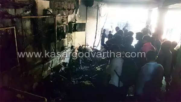 8 നില കെട്ടിടത്തില് വന് തീപിടുത്തം; ആളപായമില്ല, ഫ്ളാറ്റിലെ സാധനസാമഗ്രികള് കത്തിനശിച്ചു, 2 കാറുകളും എട്ട് ഇരുചക്ര വാഹനങ്ങളും അഗ്നിക്കിരയായി