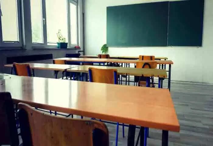 Injured | 'ഹോംവര്ക് ചെയ്യാതെ ക്ലാസിലെത്തിയതിന് അധ്യാപകന് പിടിച്ചു തള്ളി'; ബെഞ്ചിലിടിച്ച് വീണ് നട്ടെല്ലിന് പരുക്കേറ്റ 6-ാം ക്ലാസുകാരന് ഒന്നരമാസമായി ചികിത്സയില്; പരാതി നല്കിയിട്ടും ആരും തിരിഞ്ഞ് നോക്കുന്നില്ലെന്ന് ആരോപണം