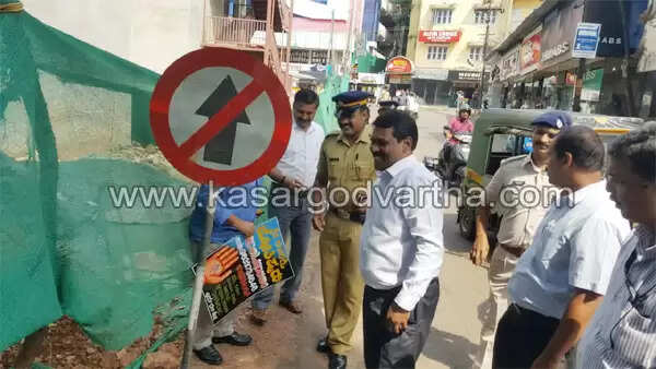 ഹൈക്കോടതി നിര്ദേശം; കാസര്കോട് നഗരത്തിലെ അനധികൃത ഫ്ളക്സ് ബോര്ഡുകള് നീക്കം ചെയ്തു തുടങ്ങി