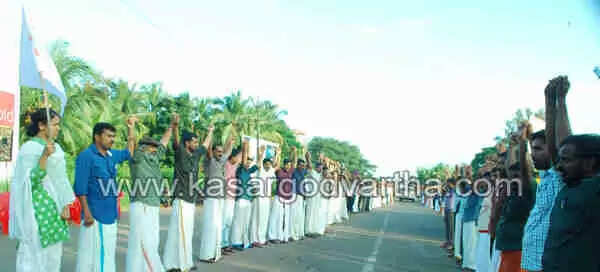 പടന്നക്കാട് മേല്പ്പാലം അഴിമതി; ഡി.വൈ.എഫ്.ഐ പ്രതിരോധ ശൃംഖല തീര്ത്തു