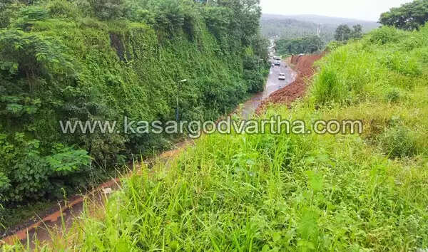 ദുരിത പര്വ്വം താണ്ടി ചന്ദ്രഗിരി യാത്ര; കരാര് ഏറ്റെടുത്തവര്ക്ക് കുലുക്കമില്ല, ഒപ്പം അധികൃതര്ക്കും