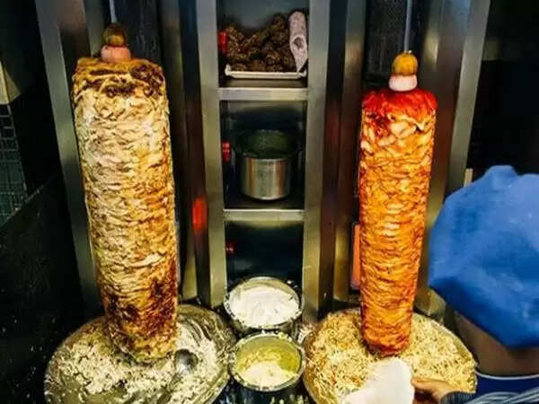 ഓസിനു കിട്ടിയാല് ആസിഡും കുടിക്കുമെന്നാണല്ലോ; ഉദ്ഘാടനത്തിന് സൗജന്യ ഷവര്മ്മ ഓഫര് ചെയ്ത കടയുടമ 'പെട്ടു'; കടയിലേക്ക് ഇരച്ചുകയറിയ 700ലേറെ ആളുകള് കടയിലെ സകല വിഭവങ്ങളും അകത്താക്കി