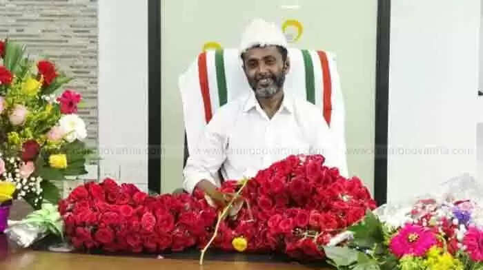 സി എച്ചിനെ ഓര്മിപ്പിച്ച് തൊപ്പിയണിഞ്ഞ് അഡ്വ. വി എം മുനീർ; തളങ്കരക്കാരന് വകീല് ഇനി കാസര്കോട് നഗര പിതാവ്