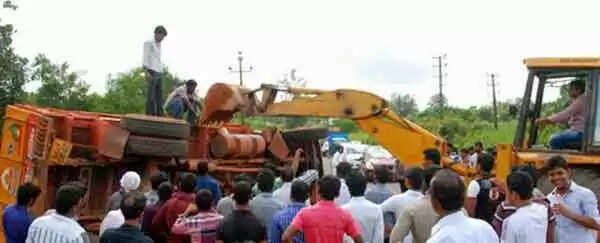 ലോറി നിയന്ത്രണം വിട്ട് മറിഞ്ഞ് ക്ലീനര് മരിച്ചു; 6 പേര്ക്ക് പരിക്ക്